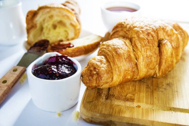 Ay çöreği ve reçel masaya yakın plan.