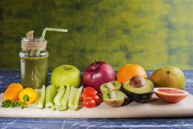 Tahtada sebze ve meyve suyu var.