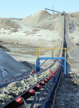 Taşıyıcı bant taş ocağından cevheri taşıyor