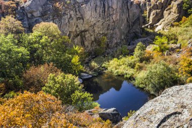 derin taş ocağı ve nehir