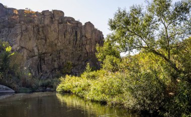 derin taş ocağı ve nehir