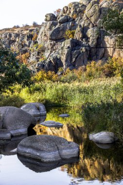 derin taş ocağı ve nehir