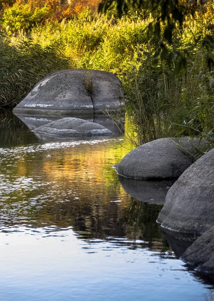 Grote stenen in berg rivier — Stockfoto