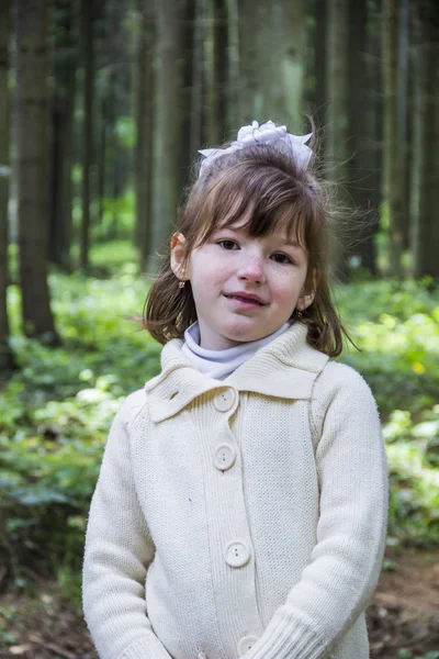 Little girl in forest — Stock Photo, Image