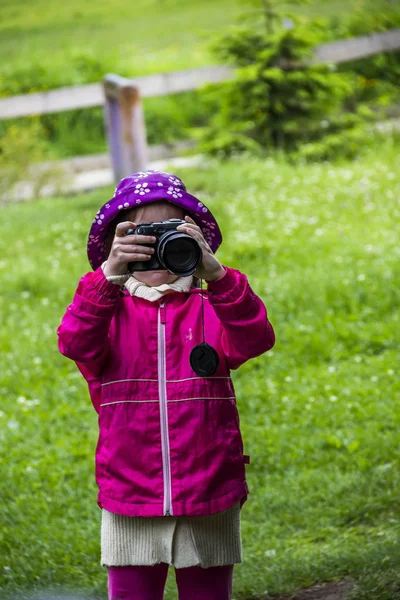 Shooting little girl — Stock Photo, Image