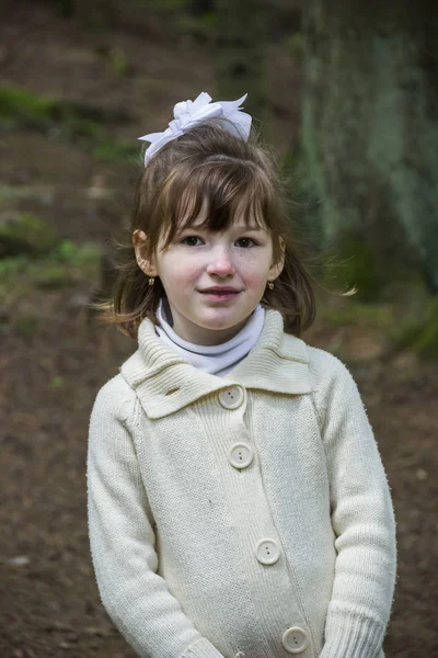 Little girl in forest — Stock Photo, Image