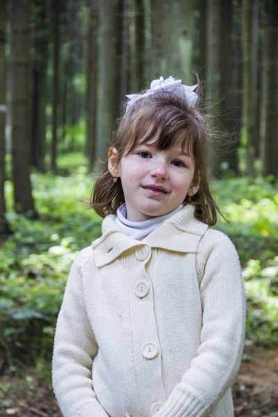 Menina na floresta — Fotografia de Stock