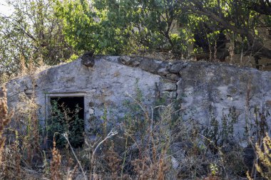 terk edilmiş eski ahır