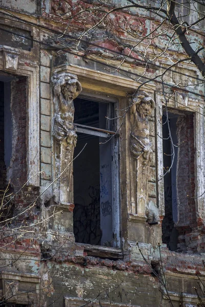 Edificio viejo arruinado — Foto de Stock