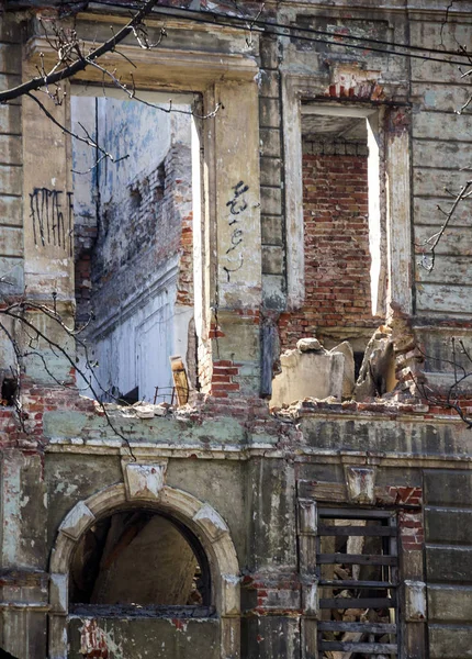 Edificio viejo arruinado — Foto de Stock