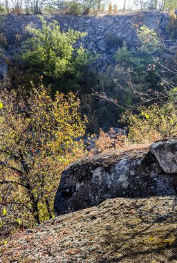 kullanılmayan taş ocağına taş