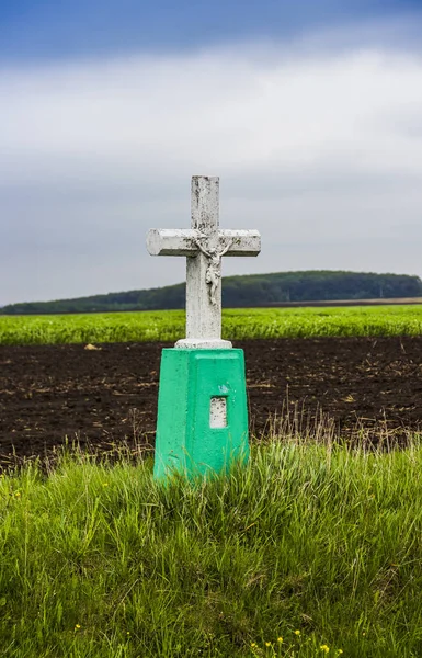 Klein kruis langs de weg — Stockfoto