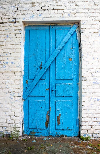 Старий зачинені двері — стокове фото