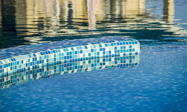 Yüzme Havuzu ile mavi Mozaik