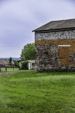 büyük tuğla ahır