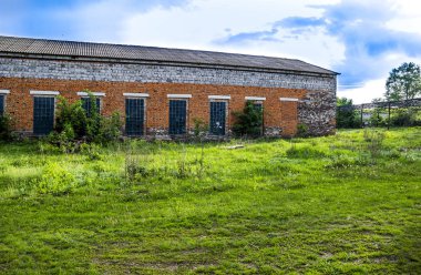 büyük tuğla ahır