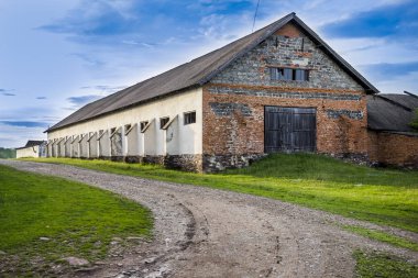 büyük tuğla ahır