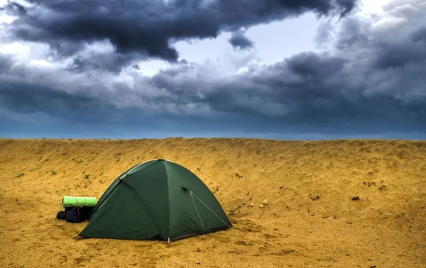 Tenda verde na praia — Fotografia de Stock