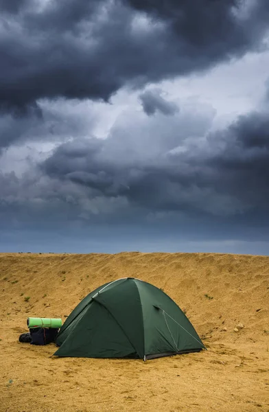 Tenda verde na praia — Fotografia de Stock