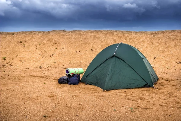 Tenda verde na praia — Fotografia de Stock