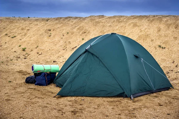 Зеленая палатка на пляже — стоковое фото