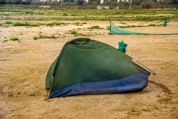 Złamane namiot na plaży — Zdjęcie stockowe
