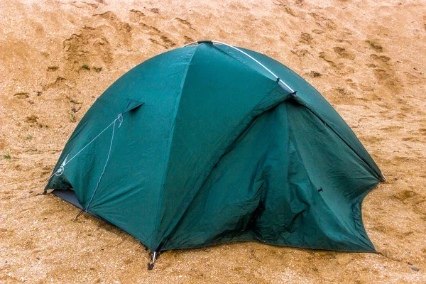 Tenda verde na praia — Fotografia de Stock