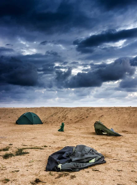 Tente cassée à la plage — Photo