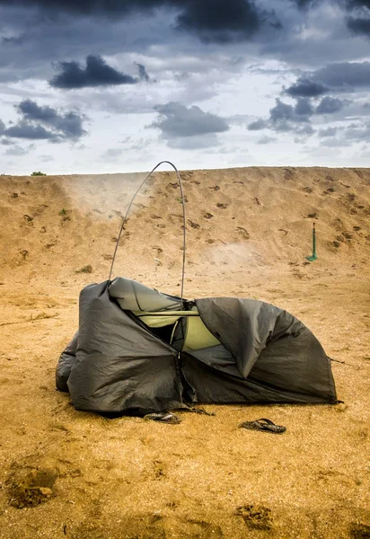 Tente cassée à la plage — Photo