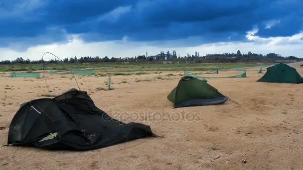 Разбитые палатки на пляже — стоковое видео