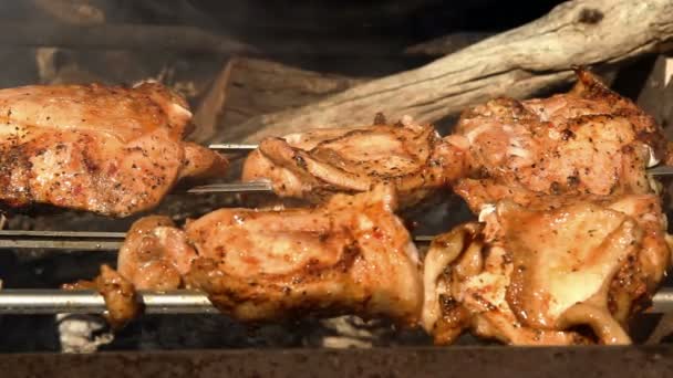 Una parrilla de pollo — Vídeos de Stock