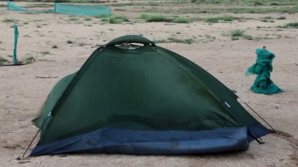 Разбитая палатка на пляже — стоковое видео