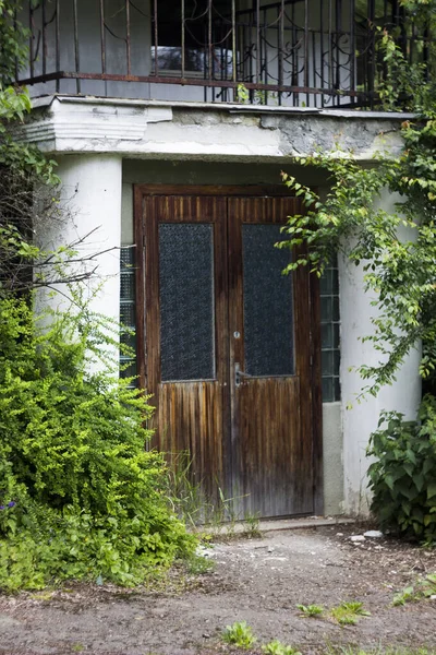 Porta da casa abandonada — Fotografia de Stock