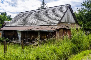 ahşap bir ahır