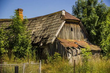 terk edilmiş eski ahır