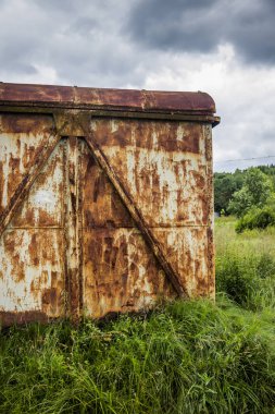 Eski paslı metal garaj