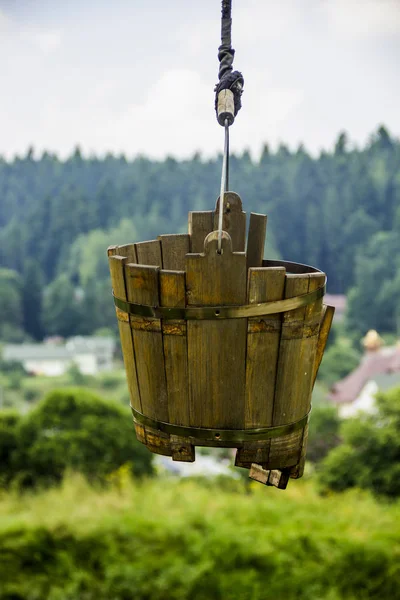 Staré poškození dřevěný kbelík — Stock fotografie