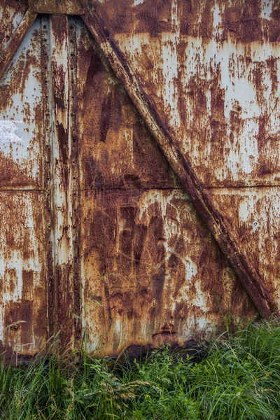 Vieja puerta de metal oxidado —  Fotos de Stock