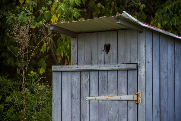 Dřevěné WC v přírodě — Stock fotografie