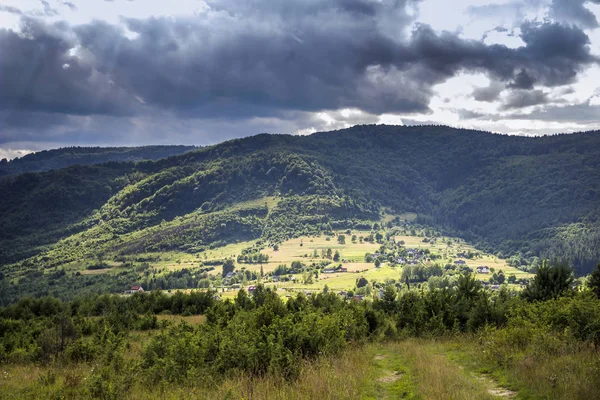 Vista aérea de la aldea de los Cárpatos — Foto de Stock