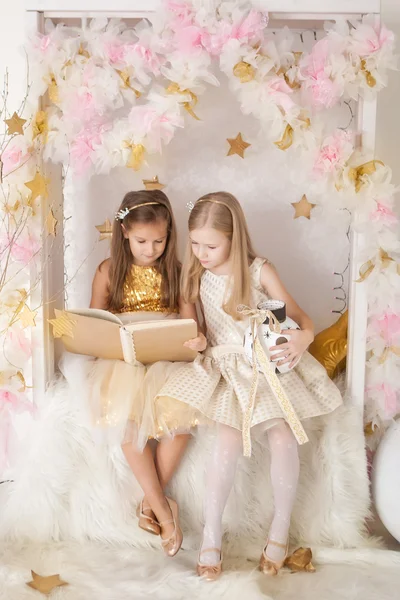Duas meninas com um livro — Fotografia de Stock