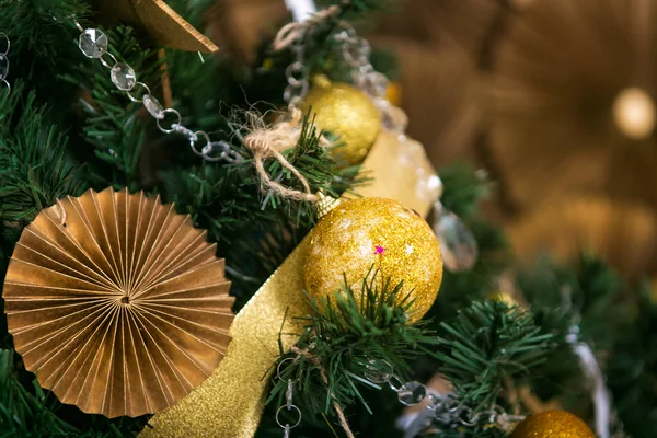 Weihnachtsgold und weiße Dekorationen — Stockfoto