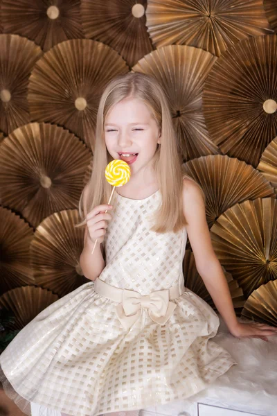 Menina bonito com um pirulito — Fotografia de Stock