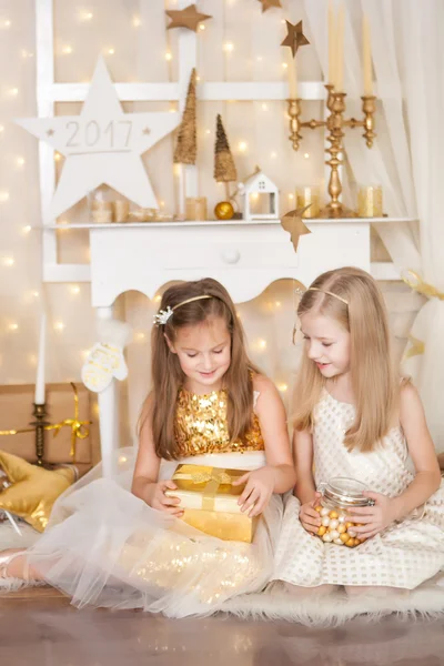 Noel hediyesi iki kızla — Stok fotoğraf