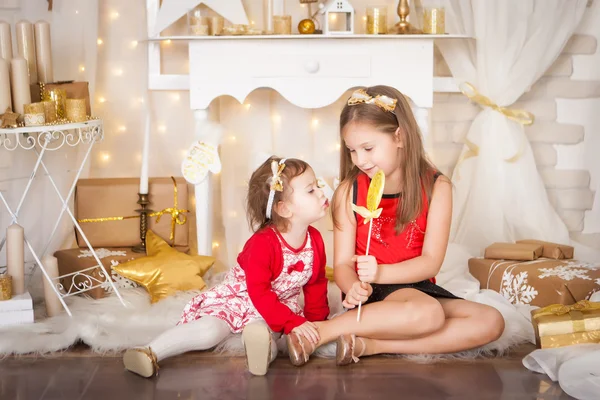 Büyük bir lolipop ile iki kız kardeş — Stok fotoğraf