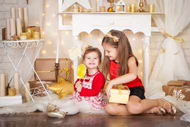 Büyük bir lolipop ile iki kız kardeş