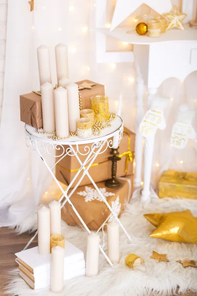 Oro de Navidad y decoraciones blancas — Foto de Stock