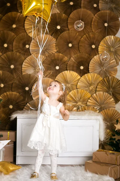 Menina perto de uma árvore de Natal — Fotografia de Stock