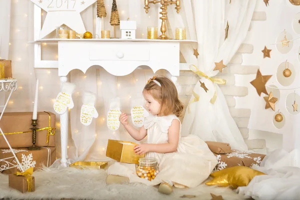 Милая улыбающаяся девушка с золотыми конфетками — стоковое фото