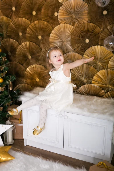 Petite fille près d'un arbre de Noël — Photo